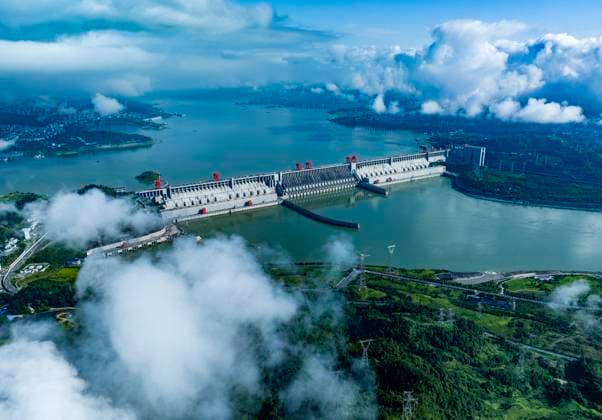 News Themen der Woche KW30 Three Gorges Dam in Yichang, China YICHANG, CHINA - JULY 30, 2023 - Photo shows the Three Gorges Dam shrouded by clouds in Yichang city, Hubei province, China, July 30, 2023. Yichang Hubei China  Copyright: xCFOTOx originalFilename: cfoto-threegor230730_npOD1.jpg