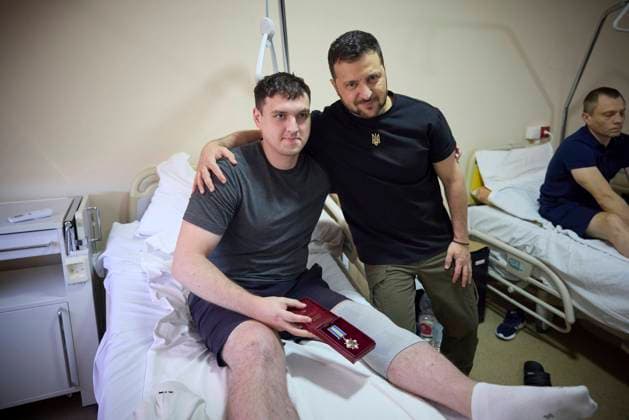 News Themen der Woche KW30 News Bilder des Tages July 30, 2023, Ivano-Frankivsk, Ivano-Frankivsk Oblast, Ukraine: Ukrainian President Volodymyr Zelenskyy, right, poses with a wounded solder after awarding a military medal during a visit to the Center of Physical and Rehabilitation Medicine, July 30, 2023 in Ivano-Frankivsk, Ukraine. Ivano-Frankivsk Ukraine - ZUMAp138 20230730_zaa_p138_003 Copyright: xPoolx UkrainianxPresidentiax