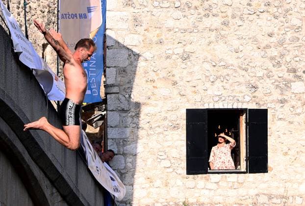 News Themen der Woche KW30 PXL_Mostar Bridge Jumping Festival 457th annual Mostar bridge jumping festival from height of 20 meters in Neretva river held in Mostar, Bosnia and Herzegovina on 30. July 2023. DenisxKapetanovic PIXSELL