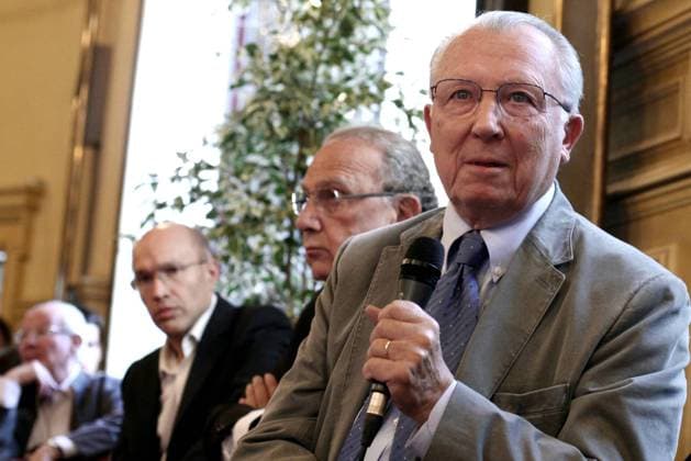 EXCLUSIVE - Jacques Delors participates in a debate hosted by Esprit magazine - Paris EXCLUSIVE - Former president of European commission, Jacques Delors participates in a debate hosted by Esprit magazine on the thematic : What Future For Europe After The Greek Crisis? In the City hall of the 3rd district of Paris, on september 14th, 2010. Photo by Stephane Lemouton ABACAPRESS.COM Paris France  Copyright: xLemoutonxStephane ABACAx 244154_010 LemoutonxStephane ABACAx 244154_010 