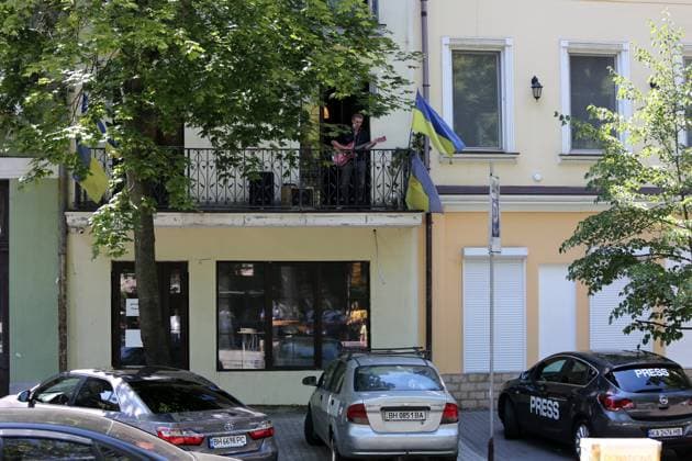 July 30, 2023, Odessa, Ukraine: Robert Lighthouse seen performing on the balcony of the jazz club Perron Number 7 A charity jazz concert in support of the air defense of Odessa was held on the balcony of the jazz club Perron number 7 Odessa Ukraine - ZUMAs197 20230730_zab_s197_010 Copyright: xViacheslavxOnyshchenkox