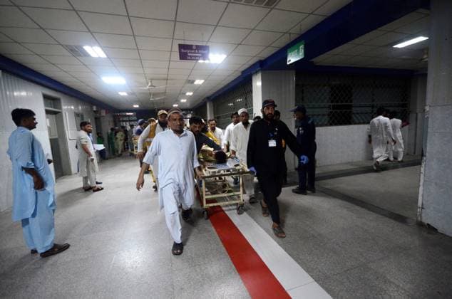 News Themen der Woche KW30 News Bilder des Tages July 30, 2023, Peshawar, Pakistan: An injured man is shifted to a hospital following a blast targeting a gathering of Islamic political party Jamiat Ulma-e-Islam (JUI-F). At least 40 people were killed and several injured in an explosion at the JUI-F workers convention in Khar, police said. Peshawar Pakistan - ZUMAille 20230730_mda_a217_287 Copyright: xHussainxAlix