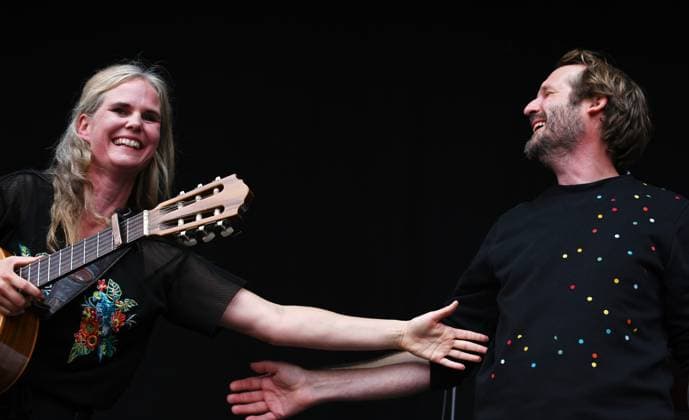 Entertainment Themen der Woche KW30 Entertainment Bilder des Tages Musikfestival Heimspiel Knyphausen (28. bis 30. Juli 2023), Konzert der Band >> Dota << am Sonntag, 30. Juli 2023. Auftritt der Band >> Dota << beim Festival >> Heimspiel Knyphausen << am 30. Juli 2023. Zu sehen Bandleaderin Dota Kehr (Gesang, Gitarre) (li.) in Aktion am Mikrofon und der Akustik-Gitarre im Duett mit Festival-Gastgeber Gisbert zu Knypyhausen (re.). Beide umarmen sich nach dem Duett. Eltville-Erbach Eltville am Rhein Rheinland-Pfalz Deutschland Weingut Baron von Knyphausen *** Music Festival Heimspiel Knyphausen 28 to 30 July 2023 , Concert of the band Dota on Sunday, 30 July 2023 Performance of the band Dota at the festival Heimspiel Knyphausen on 30 July 2023 To see bandleader Dota Kehr vocals, guitar li in action at the