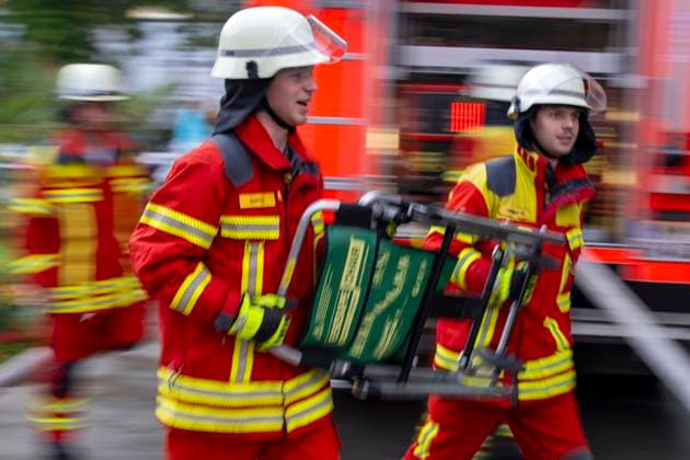 Feuerwehr und Notarzt, Symbolfotos 27.07.2023, Bad Wörishofen im Unterallgäu, Groß-Übung der Freiwilligen Feuerwehr Bad Wörishofen am Kurhaus. 27.07.2023, Feuerwehr 27.07.2023, Feuerwehr *** 27 07 2023, Bad Wörishofen in Unterallgäu, large exercise of the volunteer fire department Bad Wörishofen at the spa 27 07 2023, fire department 27 07 2023, fire department