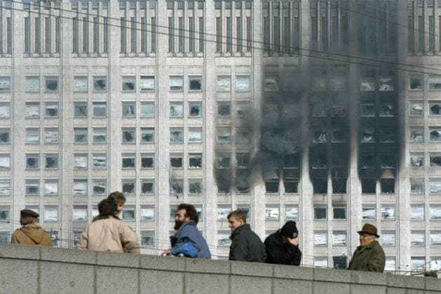Moscow, Russia. Citizens on Novoarbatsky Bridge watch the storming of the House of Soviets of the Russian Federation by supporters of the Russian President during the escalating conflict between the Supreme Soviet of the Russian Federation and Russian President Boris Yeltsin. Valery Khristoforov TASS  16944901