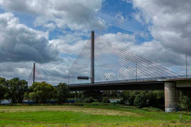 Die Friedrich-Ebert-Brücke, lokal als Nordbrücke bezeichnet, ist die nördliche der drei Bonner Rheinbrücken. Sie verbindet den Bonner Stadtbezirk Beuel mit dem Stadtbezirk Bonn. Über sie führt die Bundesautobahn 565. Friedrich-Ebert-Brücke *** The Friedrich Ebert Bridge, locally known as the North Bridge, is the northern of the three bridges over the Rhine in Bonn It connects the Bonn district of Beuel with the city of Bonn The federal highway 565 Friedrich Ebert Bridge passes over it