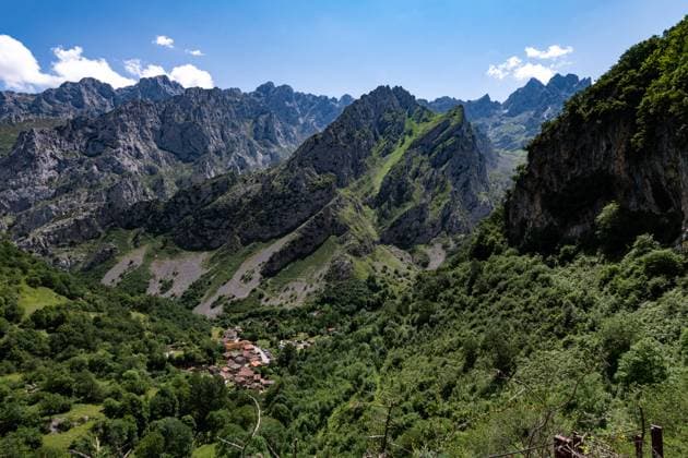 Kleines Bergdorf am Ende der Ruta del Cares im Nationalpark und UNESCO-Biosphärenreservat Picos de Europa in Asturien, Nordspanien. Juni 2023. Ausgangspunkt zahlreicher Wanderwege. Nordspanien erwandern *** Small mountain village at the end of the Ruta del Cares in the Picos de Europa National Park and UNESCO Biosphere Reserve in Asturias, northern Spain June 2023 Starting point of numerous hiking trails Hike northern Spain. 20230615DSC_4880