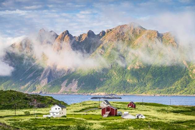 Häuser am Fjord, Fischerort Hovden, Insel Langøya, Inselgruppe Vesteralen, Norwegen, Europa *** Houses on Fjord, fishing village Hovden, Island Langøya, Archipelago Vesteralen, Norway, Europe Copyright: imageBROKER/RobertxHaasmann ibxroh09456440.jpg