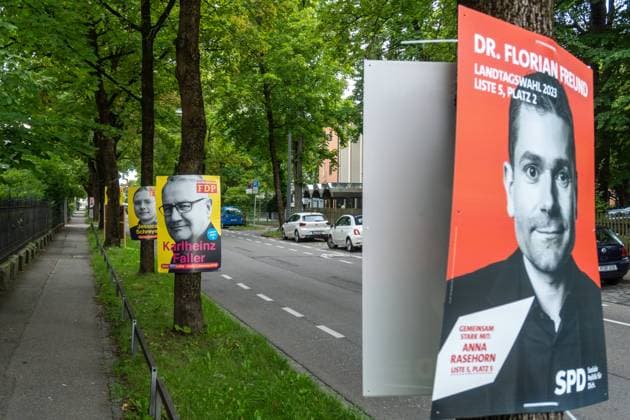 Augsburg, Bavaria, Germany - 31 July 2023: Election posters for the 2023 state election in Bavaria hang on trees in Augsburg city center. Election poster SPD (Social Democratic Party of Germany) Dr. Florian Freund *** An Bäumen in der Augsburger Innenstadt hängen Wahlplakate zur Landtagswahl 2023 in Bayern. Wahlplakat SPD (Sozialdemokratische Partei Deutschlands) Dr. Florian Freund