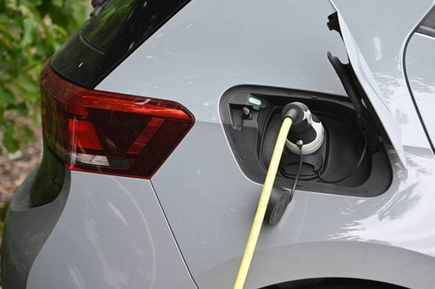 Ein Elektroauto wird an einer Ladestration auf einem Parkplatz geladen, Ladekabel im Ladestecker Ladestation Schnellladestation Ladesäule Ladepunkt für Elektroauto Elektromobilität E-Auto aufladen laden Ladestecker Ladekabel Fahrzeugstecker Strom Stromauto Stromer Stromsäule Stromtankstelle Elektrizität Elektro-Mobilität Technologie aufladen laden Stromnetz *** An electric car is charged at a charging station in a parking lot, charging cable in the charging plug charging station fast charging station charging column charging point for electric car electric mobility E car charging charge charging plug charging cable vehicle plug electricity electricity car electricity column electricity charging station electricity electric mobility technolo