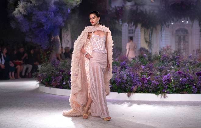 Bilder des Jahres 2023, Entertainment 08 August Entertainment Themen der Woche KW31 Entertainment Bilder des Tages (230802) -- NEW DELHI, Aug. 2, 2023 -- A model displays a creation by Indian designer Isha J during the FDCI India Couture Week 2023 in New Delhi, India, Aug. 1, 2023. ) INDIA-NEW DELHI-FASHION SHOW-FDCI INDIA COUTURE WEEK JavedxDar 