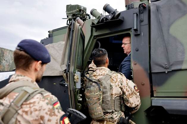 Antrittsbesuch von Bundesverteidigungsminister Boris Pistorius (SPD) bei der Cybertruppe bzw. dem militärischen Organisationsbereich (OrgBer) Cyber- und Informationsraum (CIR) am Standort in Rheinbach. Hier beim Rundgang durch die dynamische und statische Systemschau bei der Vorstellung CIR-Fähigkeiten im Cyberraum und Informationsraum der Bundeswehr. Rheinbach, 31.07.2023 NRW Deutschland *** Inaugural visit by Federal Minister of Defense Boris Pistorius SPD to the cyber force or the military organizational unit OrgBer Cyber and Information Space CIR at the site in Rheinbach Here during the tour of the dynamic and static system show at the presentation CIR capabilities in cyberspace and information space of the Bundeswehr Rheinbach, 31 07 Copyright: xChristophxHardtx