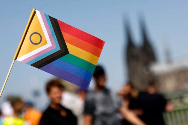 Eine Progressive Pride Flag in Regenbogenfarben beim Christopher Street Day 2023 in Köln. Im Rahmen des CSD wird in Köln ein dreitägiges Straßenfest unter dem Motto Für Menschenrechte. Viele. Gemeinsam. Stark gefeiert. ColognePride ist nach Berlin die zweitgrößte CSD-Parade in Deutschland. Die Veranstalter in Köln rechnen mit ca. 1.5 Millionen Menschen entlang der Strecke. Es wäre die größte Kölner CSD-Parade aller Zeiten. (Themenbild, Symbolbild) Köln, 09.07.2023 NRW Deutschland *** A Progressive Pride flag in rainbow colors at Christopher Street Day 2023 in Cologne As part of the CSD, a three-day street festival is celebrated in Cologne under the motto For Human Rights Many Together Strong ColognePride is the second largest Copyright: xChristophxHardtx