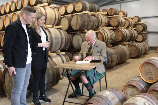 Bilder des Jahres 2023, Entertainment 08 August Entertainment Themen der Woche KW31 Entertainment Bilder des Tages Royal visit to John O Groats King Charles III, with the distillery owners Kerry and Derek Campbell, during a visit to the 8 Doors Distillery in John O Groats, Wick, in the Scottish Highlands, to officially open the distillery and meet members of the local business community in John O Groats, Scotland, 02 August 2023, Credit:Robert MacDonald Avalon UK, John O Groats  Copyright: xRobertxMacDonaldx xAvalonx 0793728269