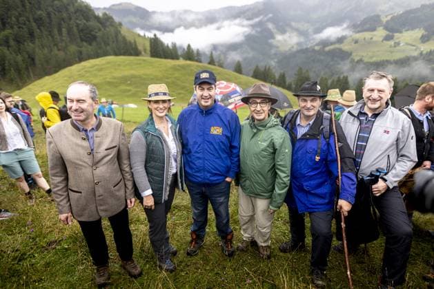 Wirtschaftsminister von Bayern, Hubert Aiwanger, Freie Waehler, Landwirtschaftsministerin von Bayern, Michaela Kaniber, Ministerpraesident Bayern, Markus Soeder Bundeslandwirtschaftsminister Cem Oezdemir bei der Hauptalmbegehung im Rahmen der Sommertour 2023 in Flintsbach, 02.08.2023. Flintsbach Deutschland *** Minister of Economic Affairs of Bavaria, Hubert Aiwanger, Free Voters, Minister of Agriculture of Bavaria, Michaela Kaniber, State Premier of Bavaria, Markus Soeder Federal Minister of Agriculture Cem Oezdemir during the main alpine pasture inspection as part of the Summer Tour 2023 in Flintsbach, 02 08 2023 Flintsbach Germany Copyright: xLeonxKuegeler photothek.de BMELx