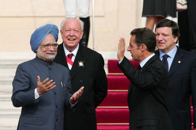 Nicolas Sarkozy delivers a speech in Marseille France s President Nicolas Sarkozy welcomes Indian Prime Minister Manmohan Singh accompanied by Marseille s Mayor Jean Claude Gaudin and European Commission President Jose Manuel Barroso at the opening of the EU-India summit in Marseille, France on September 29, 2008. Photo by Philippe Laurenson ABACAPRESS.COM Marseille FRANCE France  Copyright: xLaurensonxPhilippe ABACAx 165230_21 LaurensonxPhilippe ABACAx 165230_21 