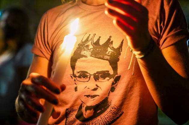 IMAGO ICONS: Ruth Bader Ginsburg September 19, 2020, St. Petersburg, Florida, USA: A t-shirt image of Ruth Bader Ginsburg is seen during a candlelit vigil outside the judicial building downtown, in honor of Supreme Court Justice Ruth Bader Ginsburg who died on Friday, on Saturday, Sept. 19, 2020 in St. Petersburg. St. Petersburg USA - ZUMAs70_ 20200919_zan_s70_034 Copyright: xMarthaxAsencioxRhinex