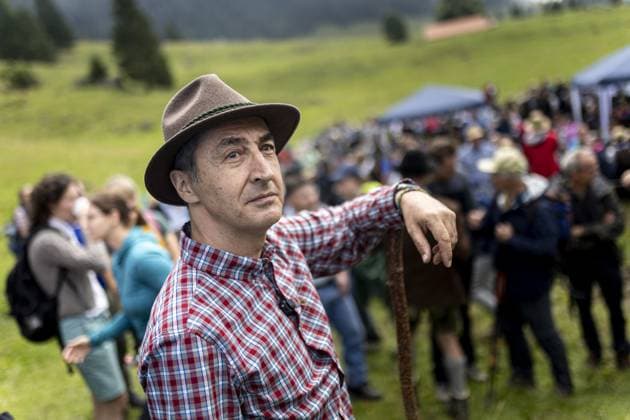 Bilder des Jahres 2023, Entertainment 08 August Entertainment Themen der Woche KW31 Entertainment Bilder des Tages Bundeslandwirtschaftsminister Cem Oezdemir nimmt an der Hauptalmbegehung teil im Rahmen der Sommertour 2023 in Flintsbach, 02.08.2023. Flintsbach Deutschland *** Federal Minister of Agriculture Cem Oezdemir takes part in the main alpine pasture inspection as part of the Summer Tour 2023 in Flintsbach, 02 08 2023 Flintsbach Germany. Copyright: xLeonxKuegeler photothek.de BMELx