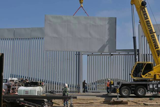 News Bilder des Tages August 2, 2023, Tijuana, Baja California, Mexico: US-Mexico border construction on the secondary fence advanced in Playas de Tijuana on Wednesday, August 2, 2023, as 30-foot fence panels have been installed along with a new sliding gated fence entryway at the San Diego-Tijuana Friendship Park area. Cranes and construction workers have begun dismantling some of the primary fencing as well along the beach border that goes into the Pacific Ocean. Tijuana Mexico - ZUMAm180 20230802_zip_m180_003 Copyright: xCarlosxA.xMorenox