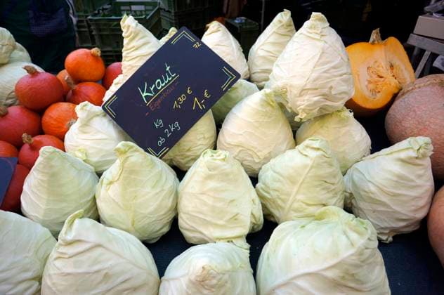 Spitzkohl auf dem Marktstand Spitzkohl auf dem Marktstand Copyright: xZoonar.com ErichxTeisterx 4182202