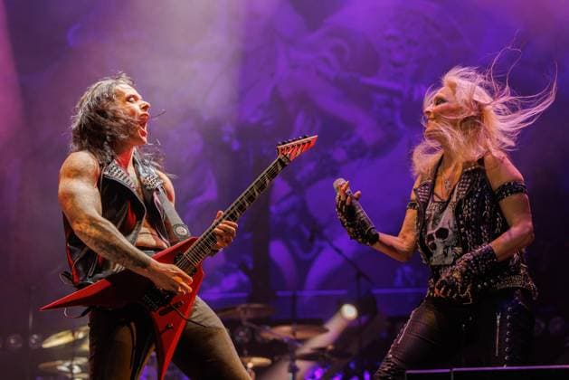 Bilder des Jahres 2023, Entertainment 08 August Entertainment Themen der Woche KW31 Entertainment Bilder des Tages Wacken 2023 offiziell eröffnet - Doro Jubiläumshow Obwohl es am Dienstag wegen der Starkregen tatsächlich absoluten Anreisestop auf dem Wacken Open Air gab es für die Fans Mittwoch wie geplant die langersehnte Eröffnung des Festivalgeländes. Mit etwas weniger Besuchern, aber trotz Regen ein tolles Ereignis nach langem Bangen. Die Fans die es geschafft hatten auf das Gelände zu kommen strömten endlich auf das Infield. Erster Künstler war Skindred, der die Fans absolut begeisterte. Doro Pesch feierte als Headliner des Abends Ihr Bühnenjubiläum auf der Hauptbühne. Wacken Wacken open Air Schleswig Holstein Deutschland _JR58720 *** Wacken 2023 officially opened Doro anniversary show Although it was on Tuesday because of heavy rain a