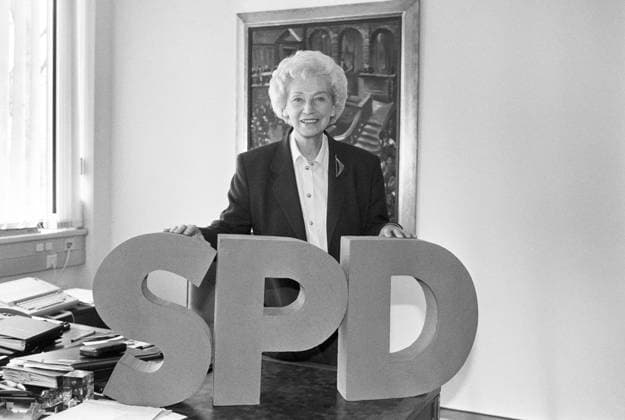 Deutschland, Bonn, 18.03.1993 Archiv.: 39-54-10 Fuer Ihr Archiv! Foto: Annemarie Renger, Praesidentin der Vereinigung ehemaliger Mitglieder des Deutschen Bundestages und des Europaeischen Parlaments. Fuer Ihr Archiv! *** Germany, Bonn, 18 03 1993 Archive 39 54 10 For your archive Photo Annemarie Renger, President of the Association of Former Members of the German Bundestag and the European Parliament For your archive