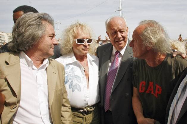 Michel Polnareff celebrates his birthday in Marseille French singer Michel Polnareff (C) waves to the crowd next to Marseille s mayor Jean-Claude Gaudin (R) and Didier Barbelivien during the celebration of his 63th birthday in Marseille, France on July 3, 2007. Photo by Pascal Parrot ABACAPRESS.COM Marseille Bouches du Rhone France  Copyright: xParrotxPascal ABACAx 126288_04 ParrotxPascal ABACAx 126288_04 
