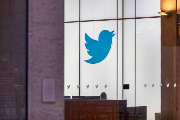 Symbolbild Twitter Hauptquartier USA, San Francisco am 03.08.2023: Das alte ehmaliges The blue bird design Twitter Logo hängt noch über den Empfangsbereich vom Hauptquartier. *** Iconic Twitter Headquarters USA, San Francisco on 03 08 2023 The old former The blue bird design Twitter logo still hangs over the reception area of the headquarters.