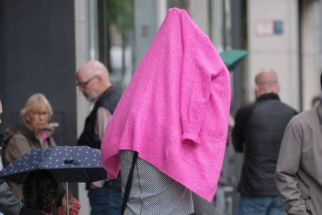 Düsseldorf 04.08.2023 Schadowstrasse Einkaufsstrasse Hystreet Einkaufsstraße Shoppingmeile Einkaufsmeile Einkaufen Einzelhandel Fussgängerzone Einkaufsbummel Einkaufstaschen Einkaufstraße Einkaufstrasse Modemeile Menschenmasse Menschenmenge Inflation Bürgergeld Wetter Regen Regenschirm Klimawandel Platzregen Regenwetter Sturm Windig Sturmtief Regenfront Unwetter Tiefdruckgebiet Klimawandel Platzregen Strickjacke Polyester Düsseldorf Nordrhein-Westfalen Deutschland *** Dusseldorf 04 08 2023 Schadowstrasse shopping street Hystreet shopping street shopping mile shopping retail pedestrian zone shopping stroll shopping bags shopping street shopping street fashion mile crowd crowd inflation citizen money weather rain umbrella climate chan
