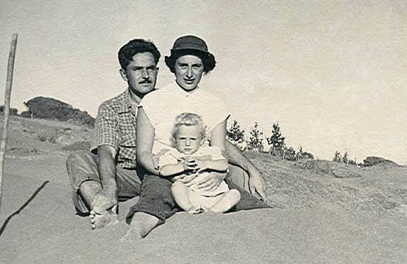 File pictures Michelle Bachelet - Chile File picture taken in 1952 of Michelle Bachelet with her father Alberto Bachelet and mother Angela Jeria in Cahuil, Chile. Courtesy of Bachelet Family via ABACAPRESS.COM Santiago Chile  Copyright: xDexRussexAxelle ABACAx 89686_15 DexRussexAxelle ABACAx 89686_15