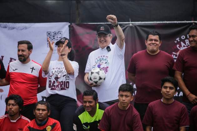 August 5, 2023, Mexico City, Mexico City, Mexico: MARCELO EBRARD, candidate to the presidency for the Morena party, posing with players who attended the inaugural match of the neighbourhood tournament called El Carnal de Barrio Mexico City Mexico - ZUMAs310 20230805_zip_s310_005 Copyright: xLuisxExSalgadox