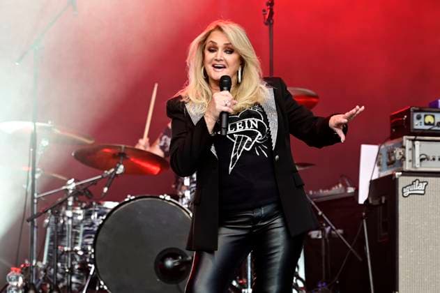 Bonnie Tyler live bei einem Konzert ihrer Between the Earth & the Stars -Tour im Hof der Kulturbrauerei. Görlitz, 04.08.2023 *** Bonnie Tyler live at a concert of her Between the Earth the Stars Tour in the courtyard of the Kulturbrauerei Görlitz, 04 08 2023 Foto:xM.xWehnertx xFuturexImage