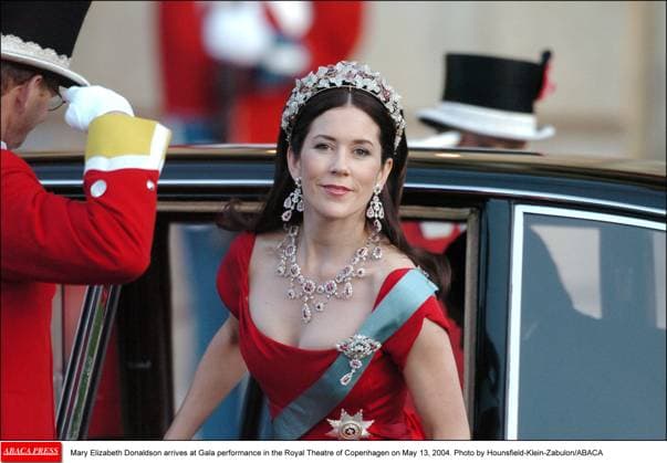 60049 15 Mary Elizabeth Donaldson arrives at Gala performance in the Royal Theatre of Copenhagen on May 13, 2004. Photo by Hounsfield-Klein-Zabulon ABACA  Copyright: xHounsfield-Klein-Zabulon ABACAx 60049_15 Hounsfield-Klein-Zabulon ABACAx 60049_15