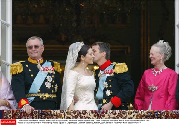 60080 104 The Danish Crown Prince Frederik and his wife Mary Elizabeth Donaldson appear together with Queen Margrethe and Prince Henrik at the balcony of Christian VII s Palace to salute the crowd on Amalienborg Palace Square in Copenhagen-Denmark on Friday, May 14, 2004. Photo by Hounsfield-Klein-Zabulon ABACA  Copyright: xHounsfield-Klein-Zabulon ABACAx 60080_104 Hounsfield-Klein-Zabulon ABACAx 60080_104