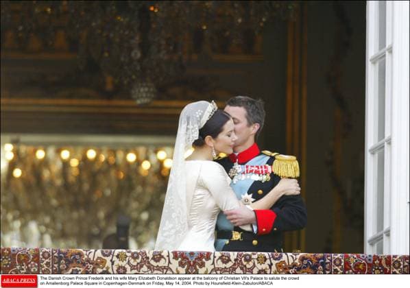 60080 113 The Danish Crown Prince Frederik and his wife Mary Elizabeth Donaldson appear at the balcony of Christian VII s Palace to salute the crowd on Amalienborg Palace Square in Copenhagen-Denmark on Friday, May 14, 2004. Photo by Hounsfield-Klein-Zabulon ABACA  Copyright: xHounsfield-Klein-Zabulon ABACAx 60080_113 Hounsfield-Klein-Zabulon ABACAx 60080_113