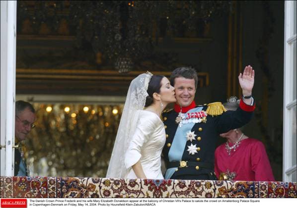 60080 102 The Danish Crown Prince Frederik and his wife Mary Elizabeth Donaldson appear at the balcony of Christian VII s Palace to salute the crowd on Amalienborg Palace Square in Copenhagen-Denmark on Friday, May 14, 2004. Photo by Hounsfield-Klein-Zabulon ABACA  Copyright: xHounsfield-Klein-Zabulon ABACAx 60080_102 Hounsfield-Klein-Zabulon ABACAx 60080_102