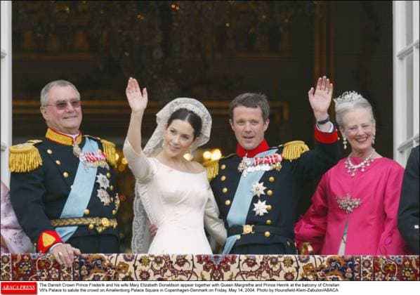 60080 107 The Danish Crown Prince Frederik and his wife Mary Elizabeth Donaldson appear together with Queen Margrethe and Prince Henrik at the balcony of Christian VII s Palace to salute the crowd on Amalienborg Palace Square in Copenhagen-Denmark on Friday, May 14, 2004. Photo by Hounsfield-Klein-Zabulon ABACA  Copyright: xHounsfield-Klein-Zabulon ABACAx 60080_107 Hounsfield-Klein-Zabulon ABACAx 60080_107