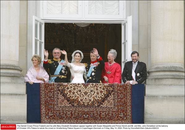 60080 110 The Danish Crown Prince Frederik and his wife Mary Elizabeth Donaldson appear together with Queen Margrethe and Prince Henrik and Mr. and Mrs. John Donaldson at the balcony of Christian VII s Palace to salute the crowd on Amalienborg Palace Square in Copenhagen-Denmark on Friday, May 14, 2004. Photo by Hounsfield-Klein-Zabulon ABACA  Copyright: xHounsfield-Klein-Zabulon ABACAx 60080_110 Hounsfield-Klein-Zabulon ABACAx 60080_110