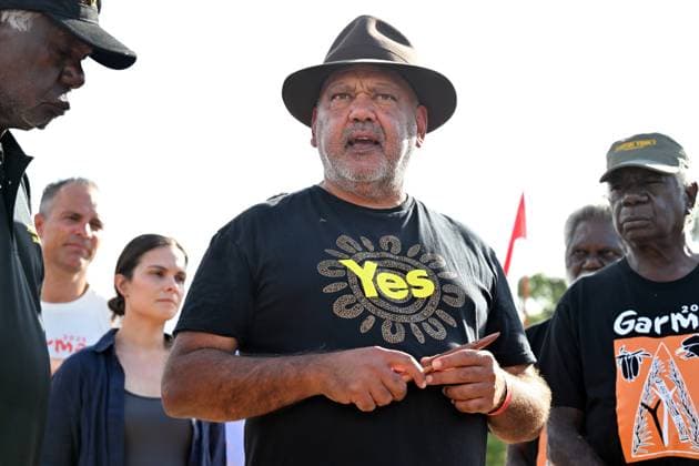 Bilder des Jahres 2023, News 08 August News Themen der Woche KW31 News Bilder des Tages GARMA FESTIVAL 2023, Cape York Aboriginal leader Noel Pearson with a message stick depicting the gurtha (ancestral fire) during the Garma Festival in northeast Arnhem Land, Northern Territory, Sunday, August 6, 2023. ( NO ARCHIVING, EDITORIAL USE ONLY, NO USE IN BOOKS WITHOUT CONSENT DARWIN NT AUSTRALIA  Copyright: xMICKxTSIKASx 20230806001828044493