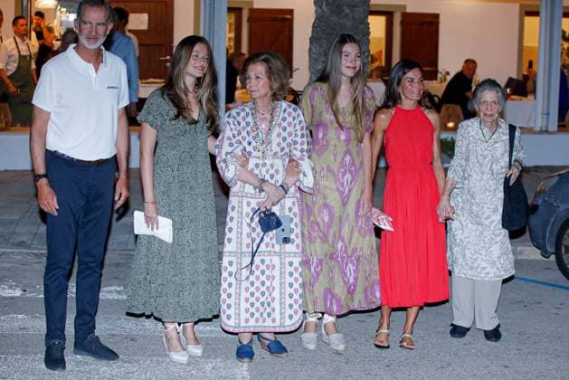 Bilder des Jahres 2023, Entertainment 08 August Entertainment Themen der Woche KW31 Spanish Royals Family Dinner - Palma Queen Letizia of Spain, King Felipe of Spain, Princess Sofia, Princess Leonor, Queen Sofia of Spain, Princess Irene of Greece leave Mia restaurant after a family dinner on August 5, 2023 in Palma De Mallorca, Spain. Photo by by Archie Andrews ABACAPRESS.COM Palma de Mallorca Spain  Copyright: xAndrewsxArchie ABACAx 863115_021 AndrewsxArchie ABACAx 863115_021