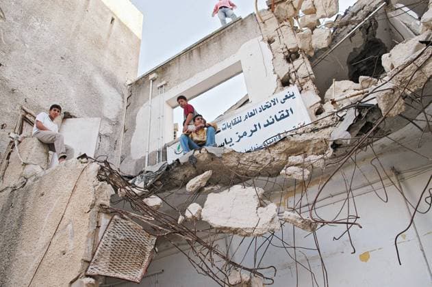 68786 10 Palestinians discover the Muqata compound, where their president Yasser Arafat spent the last two years, as the Israeli army was not allowing him to leave the place and was regularly shelling and destroying its buildings. Photo by Ammar Abd Rabbo-Mousse ABACA.  Copyright: xAbdxRabbo-Mousse ABACAx 68786_10 AbdxRabbo-Mousse ABACAx 68786_10