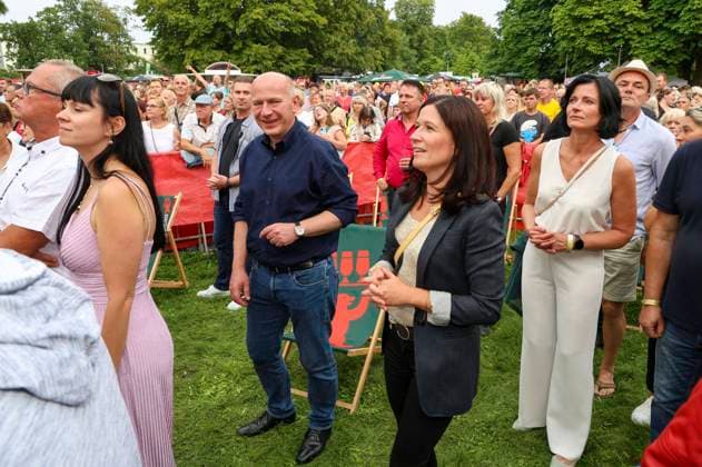 Kai Wegner und Katharina Günther-Wünsch beim SchlagerHammer 2023 im Schlosspark Oranienburg. Oranienburg, 05.08.2023 *** Kai Wegner and Katharina Günther Wünsch at the SchlagerHammer 2023 in the Oranienburg Castle Park Oranienburg, 05 08 2023 Foto:xB.xDummerx xFuturexImage