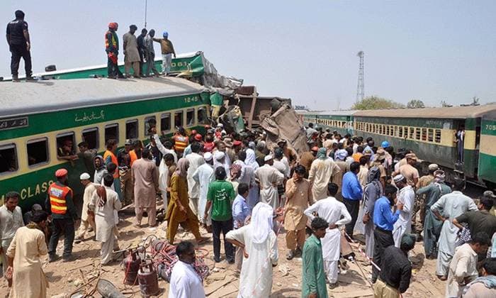 Bilder des Jahres 2023, News 08 August News Themen der Woche KW31 News Bilder des Tages (230806) -- SINDH, Aug. 6, 2023 -- This photo taken with mobile phone on Aug. 6, 2023 shows people carrying out rescue work at the train accident site near the Sarhari Railway Station in Pakistan s southern Sindh province. At least 22 people were killed and over 50 others injured on Sunday after a passenger train derailed in the Sanghar district of Pakistan s southern Sindh province, local police said. (Str Xinhua) PAKISTAN-SINDH-TRAIN-ACCIDENT AhmadxKamal 