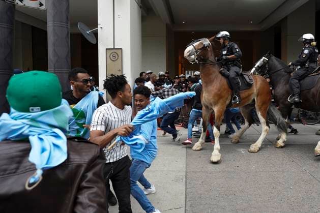 August 6, 2023, Toronto, ON, Canada: Toronto Police on horses push back people during a protest outside of the Sheraton Hotel on Queen St West in Toronto, on Sunday, August 6 2023. The city of Toronto revoked the permit for an Eritrean cultural festival scheduled to run through the August long weekend after a number of violent clashes between participants and protesters sent nine people to hospital and stalled local traffic for hours. Toronto Canada  - ZUMAc35_ 20230806_zaf_c35_048 Copyright: xArlynxMcadoreyx