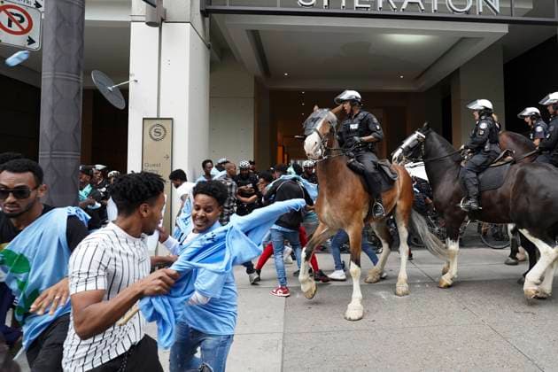 News Bilder des Tages August 6, 2023, Toronto, ON, Canada: Toronto Police on horses push back people during a protest outside of the Sheraton Hotel in downtown Toronto, on Sunday, August 6 2023. The city of Toronto revoked the permit for an Eritrean cultural festival scheduled to run through the August long weekend after a number of violent clashes between participants and protesters sent nine people to hospital and stalled local traffic for hours. Toronto Canada  - ZUMAc35_ 20230806_zaf_c35_050 Copyright: xArlynxMcadoreyx