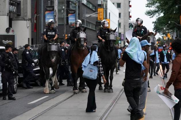 August 6, 2023, Toronto, ON, Canada: Toronto Police work the scene of a protest outside of the Sheraton Hotel in downtown Toronto, on Sunday, August 6 2023. The city of Toronto revoked the permit for an Eritrean cultural festival scheduled to run through the August long weekend after a number of violent clashes between participants and protesters sent nine people to hospital and stalled local traffic for hours. Toronto Canada  - ZUMAc35_ 20230806_zaf_c35_053 Copyright: xArlynxMcadoreyx