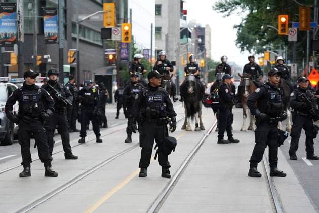 August 6, 2023, Toronto, ON, Canada: Toronto Police work the scene of a protest outside of the Sheraton Hotel in downtown Toronto on Sunday, August 6 2023. The city of Toronto revoked the permit for an Eritrean cultural festival scheduled to run through the August long weekend after a number of violent clashes between participants and protesters sent nine people to hospital and stalled local traffic for hours. Toronto Canada  - ZUMAc35_ 20230806_zaf_c35_054 Copyright: xArlynxMcadoreyx