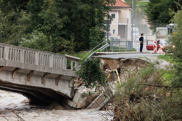 Bilder des Jahres 2023, News 08 August News Themen der Woche KW31 News Bilder des Tages August 6, 2023, Stranje, Slovenia: A destroyed bridge is seen in Stranje near Kamnik after major flooding hit most of the country a couple of days ago. Clean-up and rescue efforts after major flooding in Slovenia are underway. Some areas are still inaccessible, and people are still being evacuated. Stranje Slovenia - ZUMAs197 20230806_zaa_s197_250 Copyright: xLukaxDakskoblerx