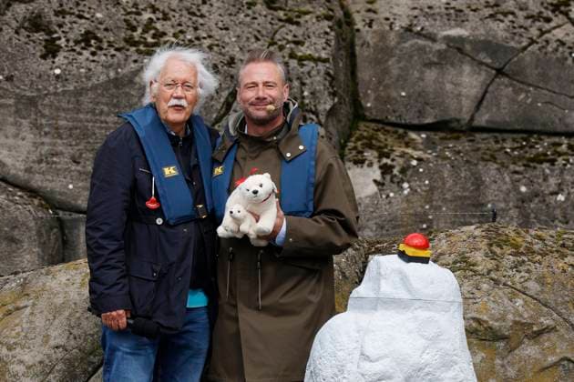 Bilder des Jahres 2023, Entertainment 08 August Entertainment Themen der Woche KW32 News Bilder des Tages Hamburg, Deutschland 07. August 2023: Eisbärentaufe im Tierpark Hagenbeck am 07.08.2023 Im Bild: v.li. Carlo von Tiedemann und Sasha Tierpark Hagenbeck Hamburg *** Hamburg, Germany 07 August 2023 Polar bear baptism in the zoo Hagenbeck on 07 08 2023 In the picture v li Carlo von Tiedemann and Sasha zoo Hagenbeck Hamburg Copyright: xFotostandx xMeyerx