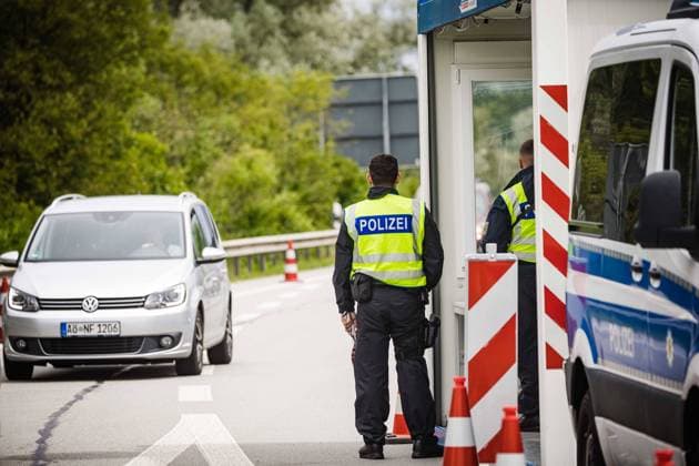 06.08.2023, Kirchdorf am Inn, GER, Unterwegs in Bayern, Reportage, Fototermin, Einreisekontrollen Simbach Kirchdorf, im Bild Stau, Grenzkontrolle, Einreisekontrollen, Deutschland, Bundespolizei, *** 06 08 2023, Kirchdorf am Inn, GER, On the road in Bavaria, reportage, photo opportunity, entry controls Simbach Kirchdorf, in the picture traffic jam, border control, entry controls, Germany, federal police,
